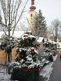 <b>csm_X_2018_Markt_vor_Baum_und_Kirche_2309848977.jpg</b><br>